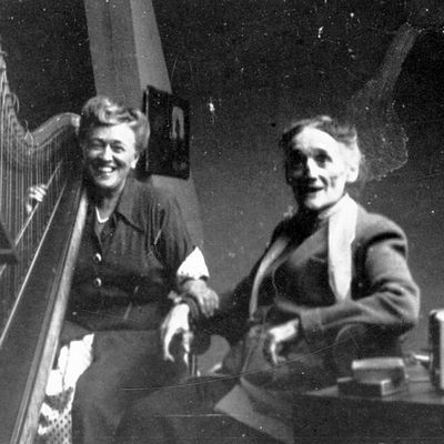 La harpiste américaine Mildred Dilling (à gauche) et la harpiste et compositrice Henriette Renié (à droite) en 1935