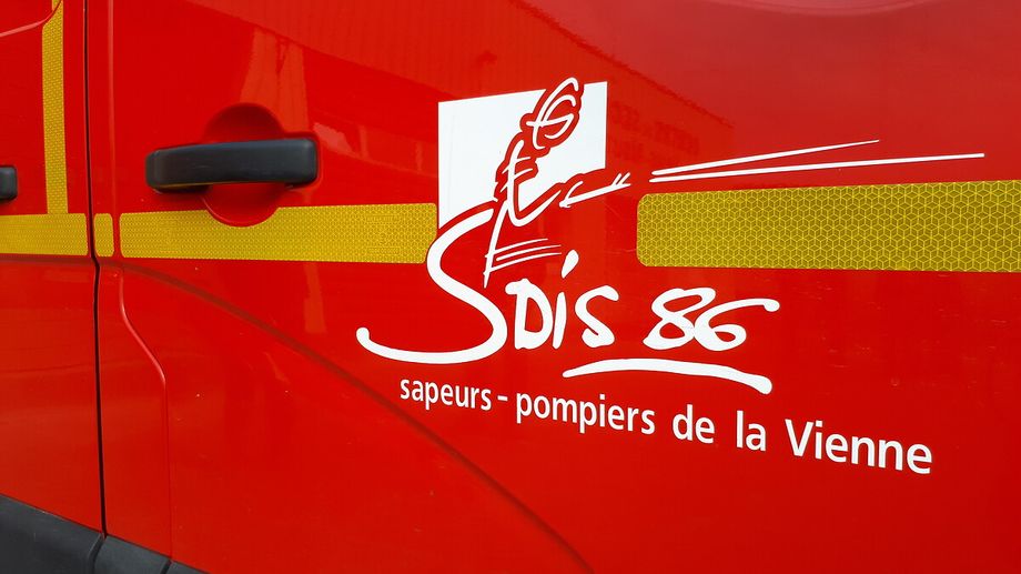 Un b�timent agricole enti�rement d�truit par un incendie dans la Vienne