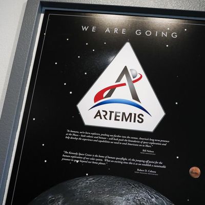 Un poster de la mission Artemis à la Nasa, à Cap Canaveral (Floride).