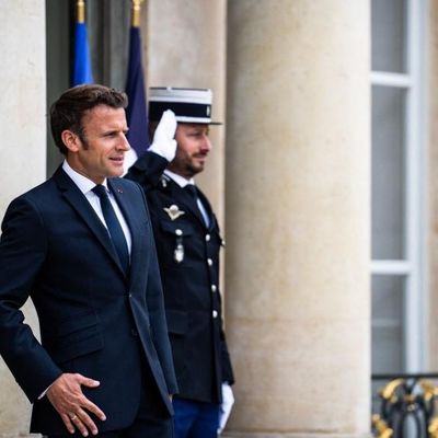 Emmanuel Macron sur le perron de l'Elysée, le 7 juin 2022.