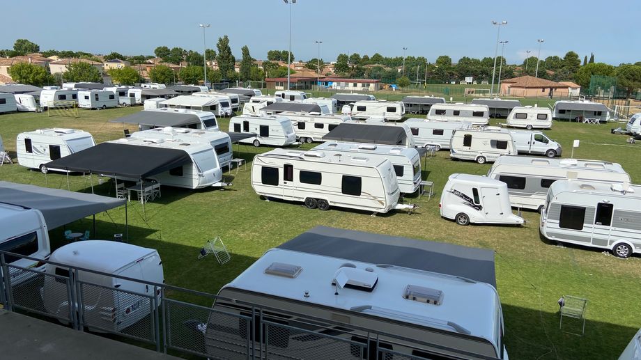 Le terrain de foot de Villeneuve-l�s-Maguelone squatt� par des gens du voyage