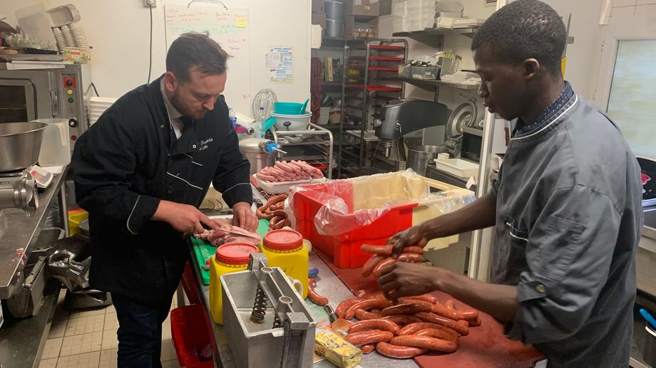 Darn�tal : le jeune Adama, salari� dans une boucherie pr�s de Rouen et menac� d'expulsion a obtenu un sursis