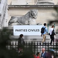Parties civiles et journalistes arrivent au palais de justice de Paris, le 29 juin 2022, avant le verdict du procès des attentats du 13 novembre 2015.