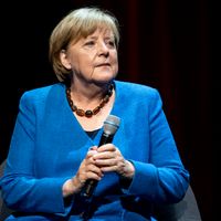 Angela Merkel, mardi soir au théâtre du Berliner Ensemble, lors d’une soirée publique, sa première prise de parole depuis six mois.