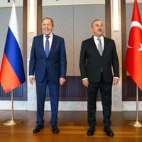 Le chef de la diplomatie russe Lavrov tout sourire avec son homologue tur Cavusoglu lors de leur rencontre ce 8 juin à Ankara