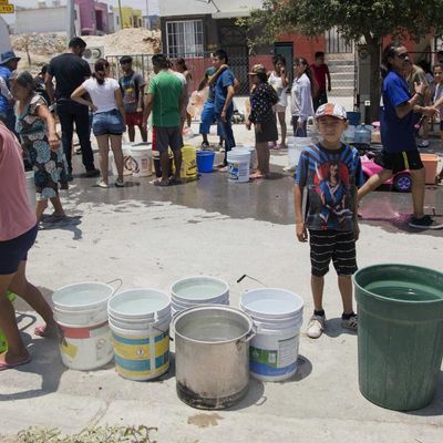 Des habitants de Monterrey (Mexique) font la queue pour obtenir de l'eau potable, le 8 juin 2022.