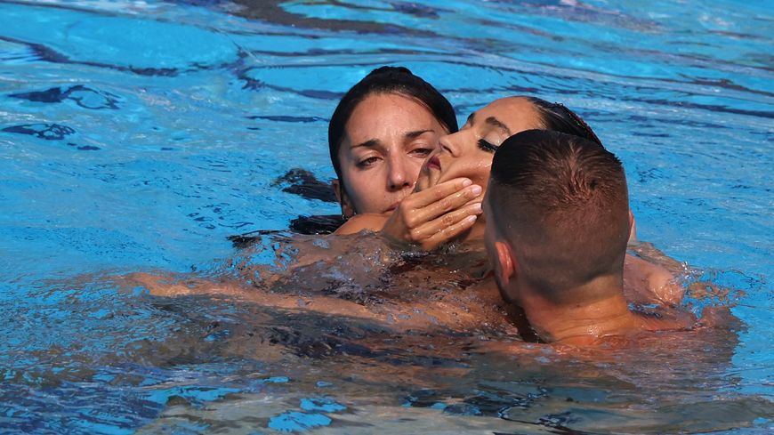 Andrea Fuentes a expliqué que sa nageuse avait fait un malaise à cause de l'effort fourni pendant sa performance.