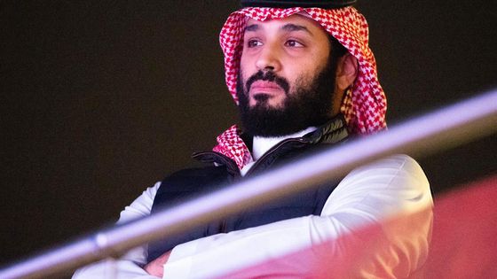 Le prince-héritier saoudien Mohamed Ben Salman, dit MBS, spectateur lors d’un championnat de boxe en 2019. ©AFP - Bandar AL-JALOUD / Saudi Royal Palace / AFP