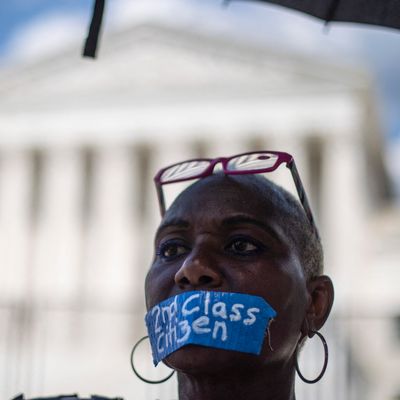 Une manifestante devant la cour suprême américaine suite à la décision d'annuler l'arrêt Roe vs. Wade