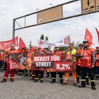 A l'appel du syndicat IG Metall, les salariés d'Hennigsdorfer Elektrostahlwerke, en Allemagne, en grève le 8 juin 2020