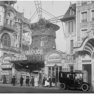Façade du "Moulin Rouge". 1914
