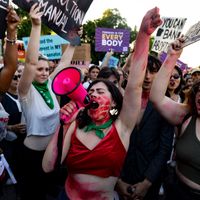 Des militants du droit à l'avortement manifestent devant la Cour suprême à Washington, DC, le 24 juin 2022.