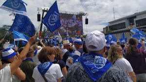 Finaliste malheureux du Top 14, le Castres Olympique accueilli par des centaines de supporters