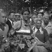 Raphaël Géminiani coureur cycliste français, lors de la 19e étape, Briançon-Saint-Etienne, du Tour de France 1950. A sa droite, Annie Fiore.