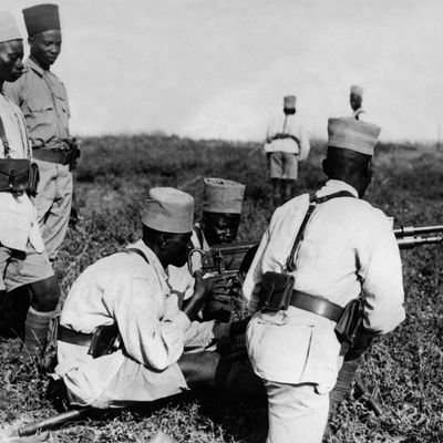 Photo prise le 4 décembre 1939, elle montre des tirailleurs sénégalais à l'instruction dans un camp d'entraînement dans les colonies françaises en Afrique