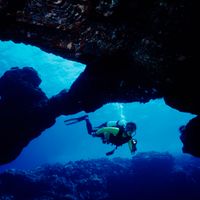 Un plongeur explorant une grotte sous-marine