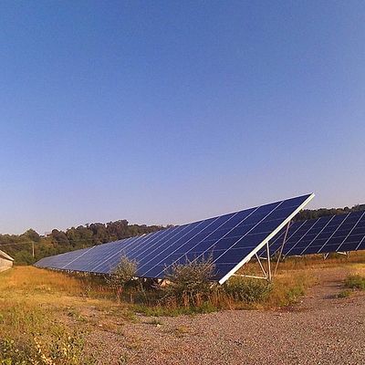 Panneaux solaires de 6 MW sur un terrain de 11 hectares dans la Drôme, en France, installés en 2011 (avec une durée d'exploitation prévue de 30 ans)