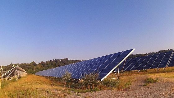 Panneaux solaires de 6 MW sur un terrain de 11 hectares dans la Drôme, en France, installés en 2011 (avec une durée d'exploitation prévue de 30 ans) - Photo prise par Alain Van den Hende en 2018 / wikicommons