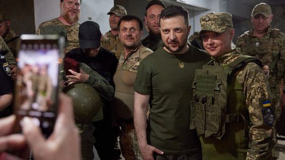 Le Président ukrainien Volodymir Zelensky a rendu visite à ses troupes dans le sud de l’Ukraine. Le moral des troupes est un enjeu majeur. ©AFP - Aris Messinis / AFP