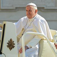 Le pape François dans la voiture papamobile le 15 juin 2022 sur la place Saint-Pierre au Vatican.
