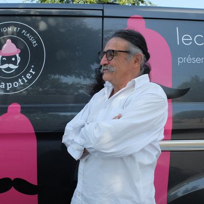 Jérôme est capotier depuis 20 ans. Il fait la tournée des prostituées de la région lyonnaise pour leur vendre des préservatifs et autres produits d'hygiène.