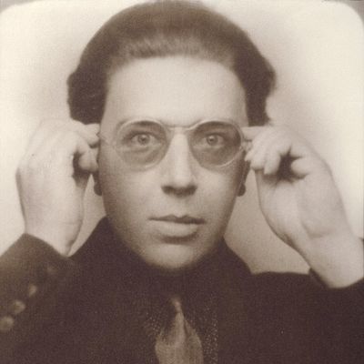 André Breton avec des lunettes / Collection du Centre Pompidou