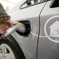Illustration - Les eurodéputés réfléchissent à ne pas inclure les moteurs hybrides rechargeables dans la liste des véhicules interdits en 2035.