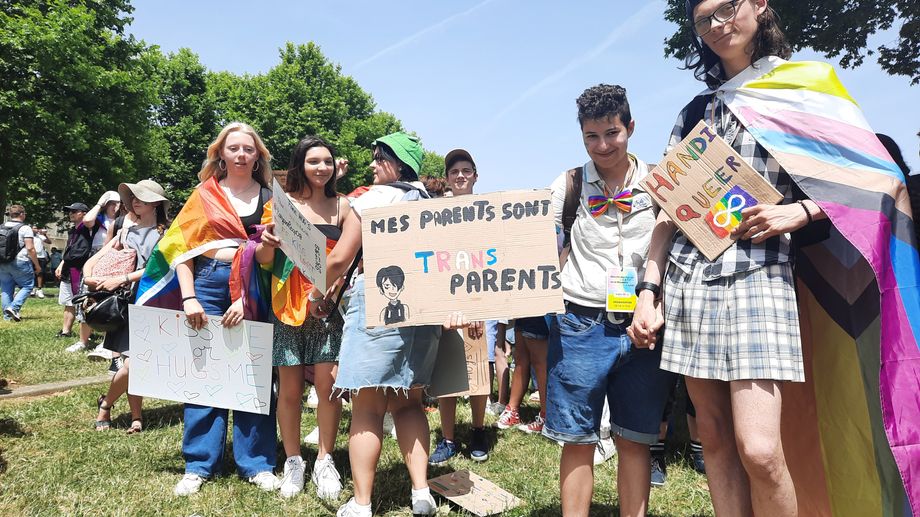 EN IMAGES - � la marche des fiert�s de Laval, pr�s de 2.000 citoyens r�clament 