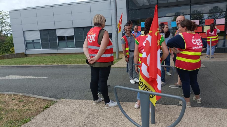 Une petite dizaine de manifestants devant le CHU de Poitiers mais plus de 70 grévistes