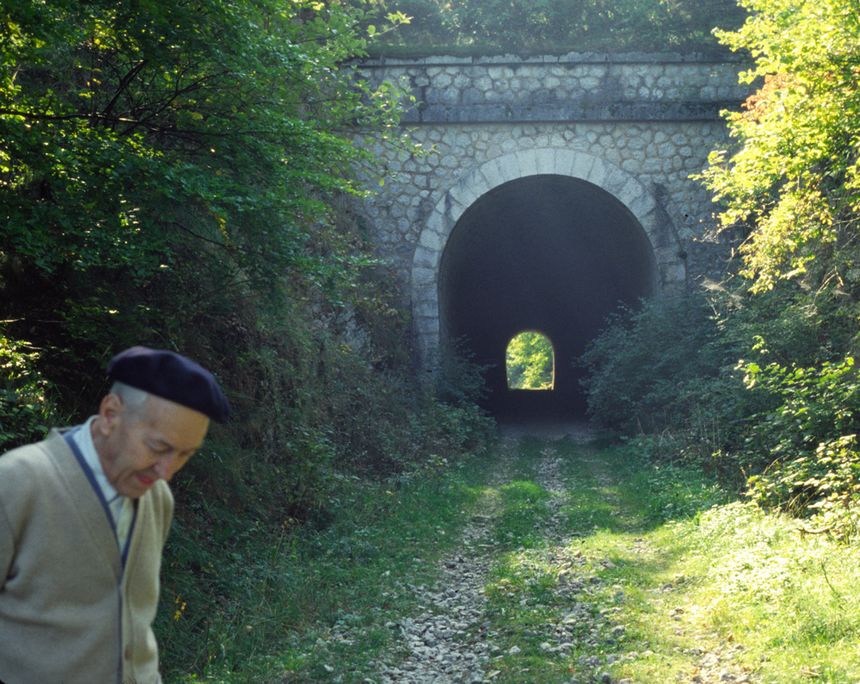 Léon Huillier, ex employé du G.V.L. (et grand-père de Jean-Marie Guétat) sur la voie, devant le tunnel des Envers en 1979