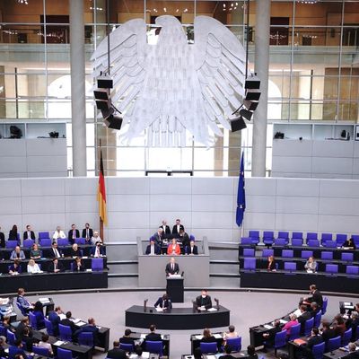 <pre class="tw-data-text tw-text-large tw-ta" data-placeholder="Traduction" id="tw-target-text" dir="ltr">Le chancelier Olaf Scholz (SPD) prononce une déclaration gouvernementale au Bundestag sur le prochain sommet européen, le 19 mai 2022.</pre>