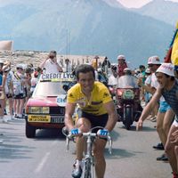 Bernard Hinault, en juillet 1985, pendant son échappée lors de la 11e étape du Tour de France entre Pontarlier et Morzine-Avoriaz