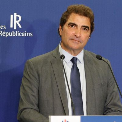 <pre class="tw-data-text tw-text-large tw-ta" data-placeholder="Traduction" id="tw-target-text" dir="ltr">Le président du parti Les Républicains (LR), Christian Jacob, tient une conférence de presse à l'issue du conseil national des Républicains (LR) pour le lancement de la campagne des élections législatives, à Paris, le 7 mai 2022.</pre>