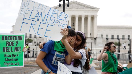 Des militantes pro-choix réagissent à l'annonce de la révocation du droit à l'avortement devant la Cour Suprême des Etats-Unis, le 24 juin 2022.