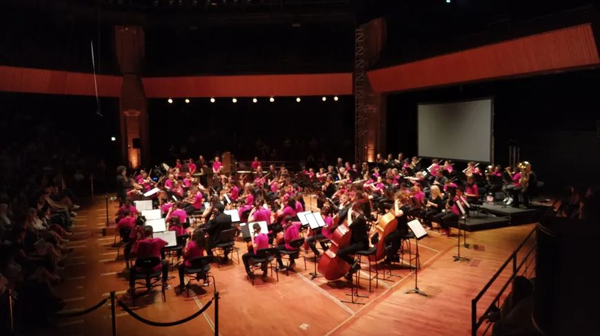 L'orchestre d'enfants du dispositif D�mos s'empare de la Halle aux grains de Toulouse