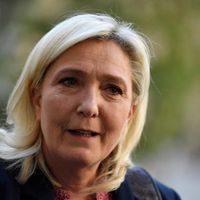 <pre class="tw-data-text tw-text-large tw-ta" data-placeholder="Traduction" id="tw-target-text" dir="ltr">Marine Le Pen, présidente du groupe parlementaire RN, après une rencontre avec la Première ministre à Matignon. Paris, le 29 juin 2022.</pre>