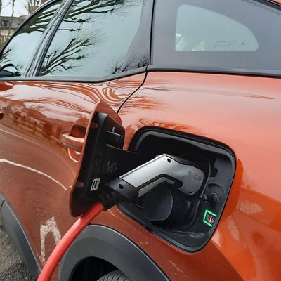 Voiture électrique en charge, à Auxerre (Yonne) le 24 janvier 2022