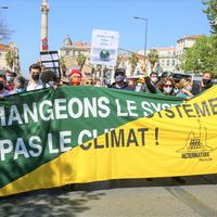 Des manifestants défilent à Marseille le 28 mars 2021, ils réclament une véritable loi sur le climat à la hauteur de l'urgence écologique.