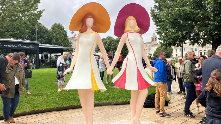 Plus de 50 ans apr�s le film, les Demoiselles de Rochefort de retour place Colbert