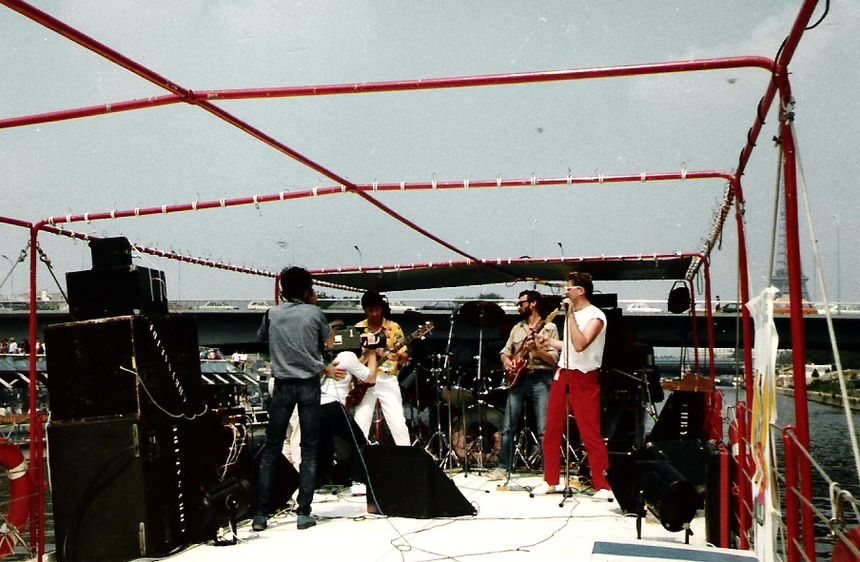 Les jeunes de Chrysalide sur la péniche André Citroën, en 1982