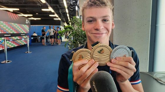 Léon Marchand et ses trois médailles remportées au mondiaux de natation, le 24 juin 2022 à Budapest, en Hongrie.