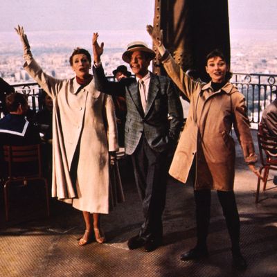 Les acteurs Kay Thompson, Fred Astaire & Audrey Hepburn dans la comédie musicale "Funny Face" de Staney Donen (1957)