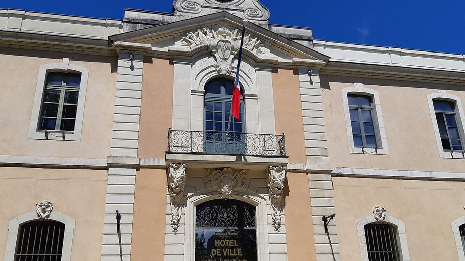 Al�s reporte son feu d'artifice du 14 juillet et le maire d�nonce le 