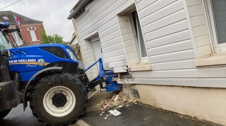 Verglas d'�t� : un tracteur s'encastre dans la devanture d'un cabinet infirmier de Bray-sur-Somme