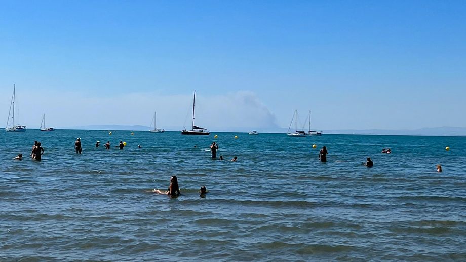 PHOTOS -  Un incendie dans l'H�rault vu depuis Port Camargue
