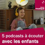 5 podcasts à écouter avec les enfants pendant les vacances