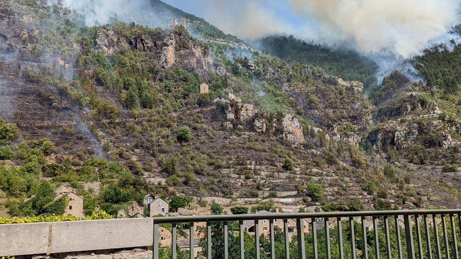 Incendie en Loz�re : feu fix� au petit matin pr�s de La Mal�ne