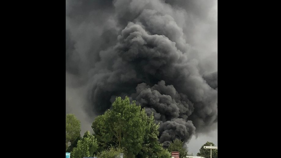L'entreprise Batiplast de Flixecourt prend feu, la D1001 coup�e pour l'intervention des pompiers