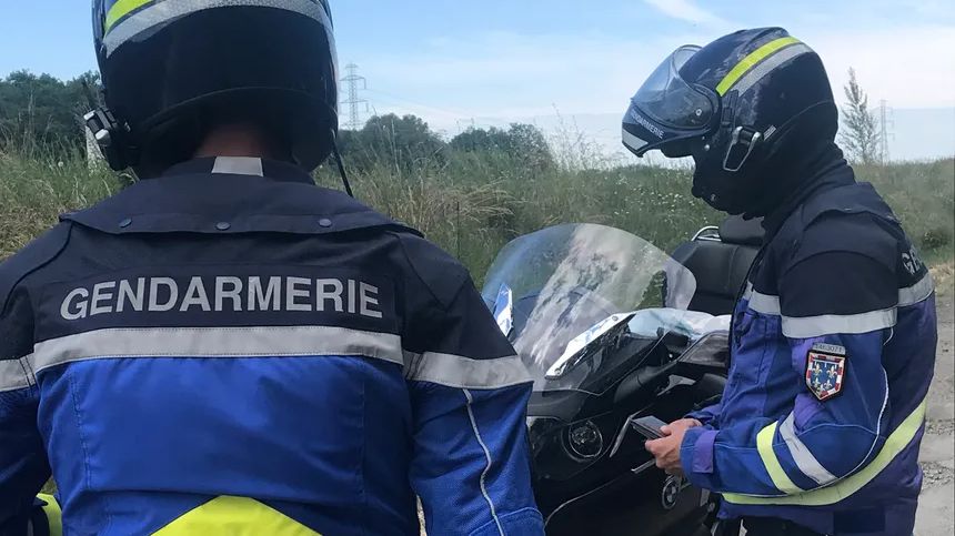 Sa femme va accoucher dans la voiture, il est escort� par les gendarmes jusqu'� la maternit� en Dordogne 