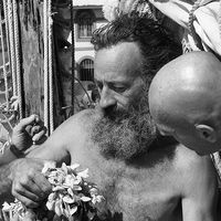 Le navigateur solitaire Bernard Moitessier arrive, barbu, à bord de son bateau, le "Joshua", à Tahiti le 25 juin 1969